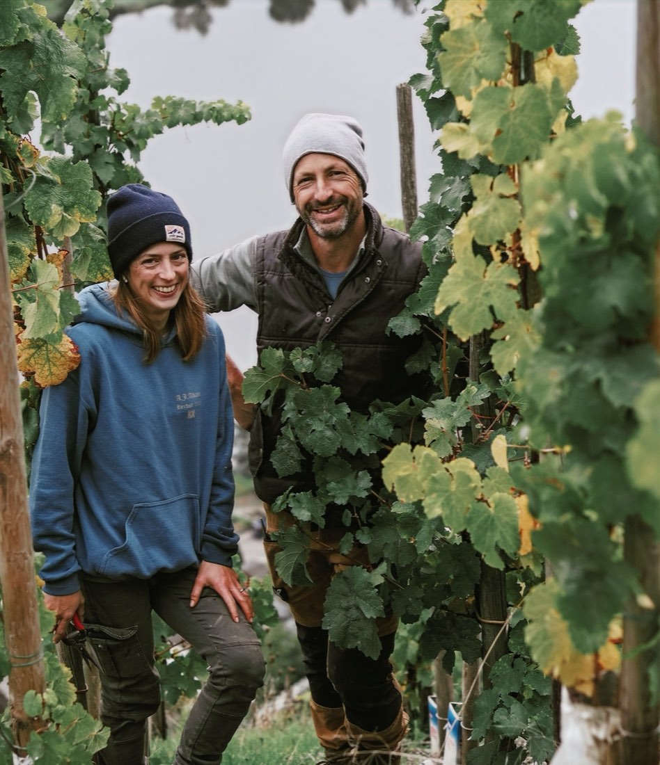 Andreas och Barbara Adam bland vinrankorna i Mosel