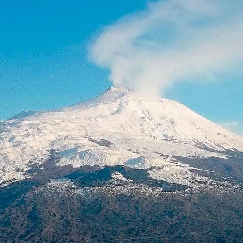 Etna med snö på toppen, sedd från Passopisciaro