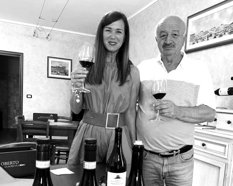 Sara och Andrea Oberto med vinglas i handen
